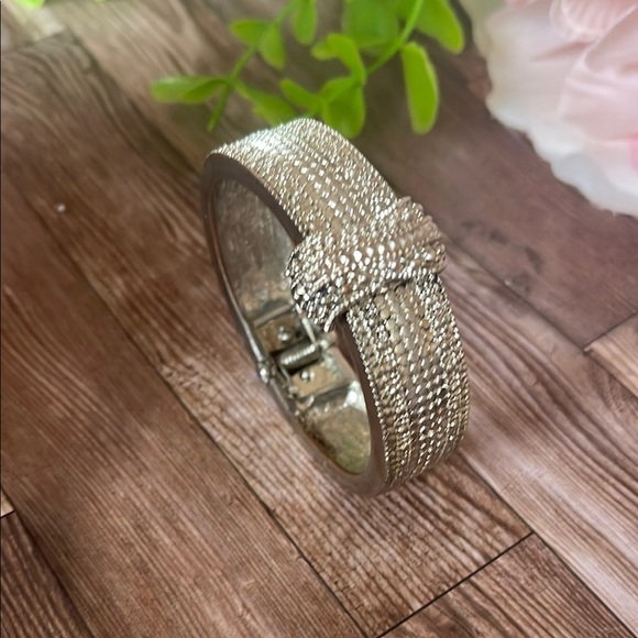 Chic Silver Textured Bracelet - Picture 7 of 10